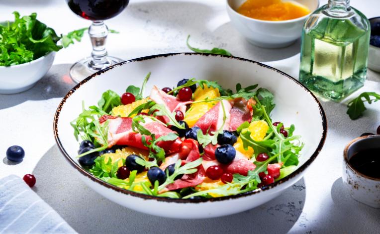 Ensalada mixta con magret de pato ahumado y aroma de frutos rojos
